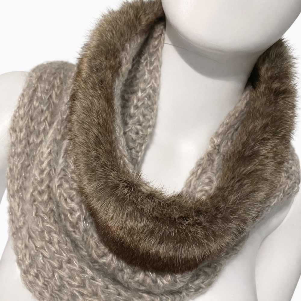🧣 Cozy Knit Infinity Scarf with Faux Fur Trim – Neutral Beige 🧣
